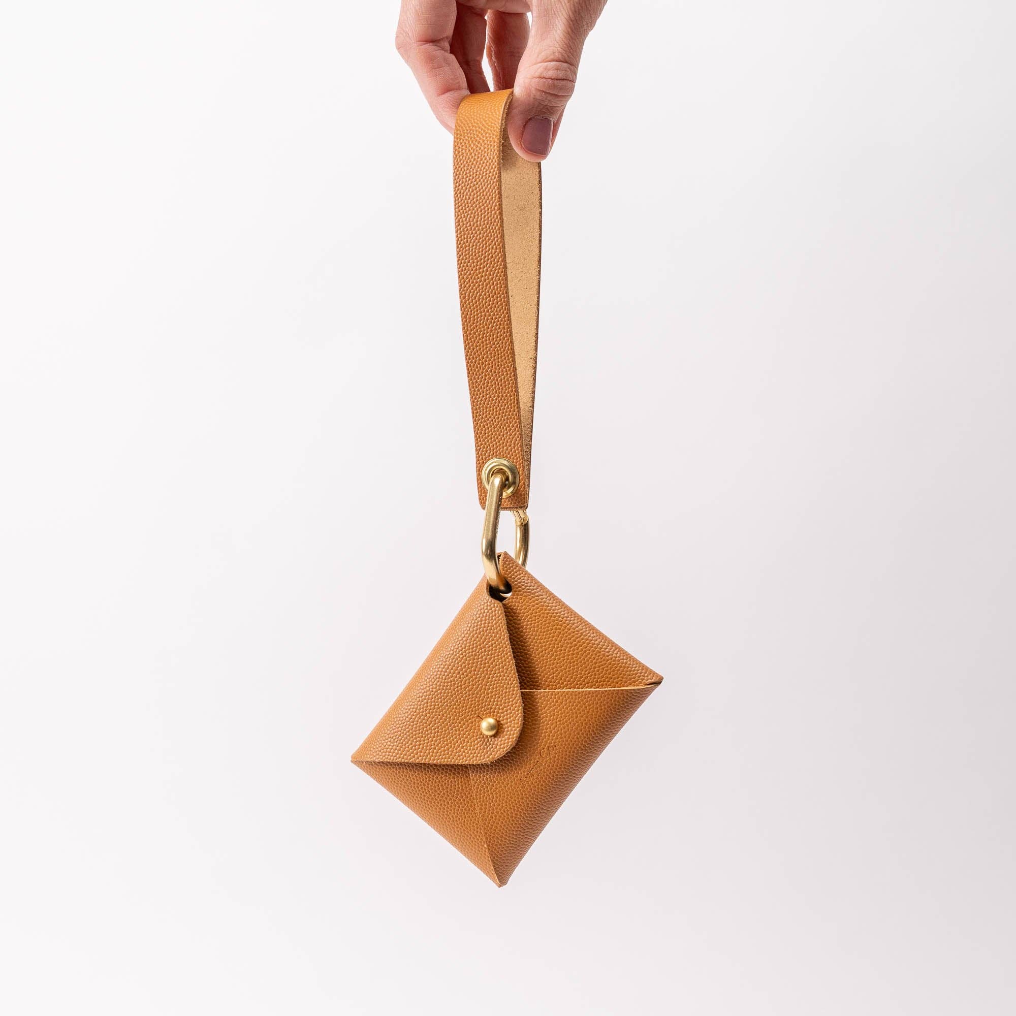 Avryn Co. - Vente Portefeuille – femme - Ensemble de porte-monnaie et pochette en cuir grainé couleur sable tan1