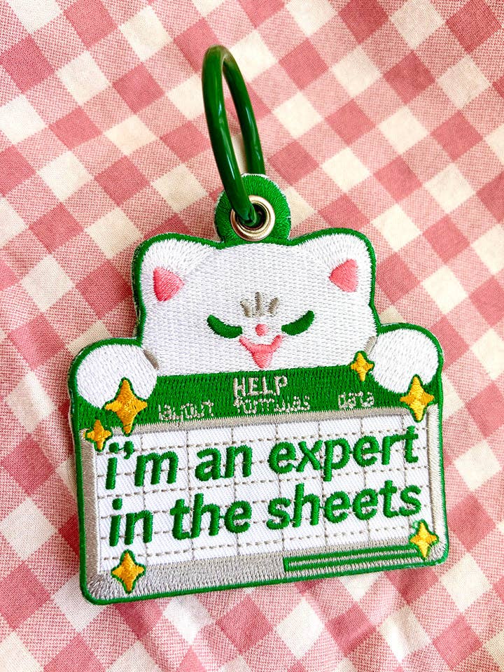 Porte-clés brodé "Expert dans les draps" pour la vente par Maobabie