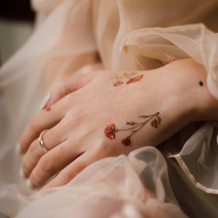 Tatouage temporaire en forme de papillon floral Blushing Phantom pour la vente par PAPERSELF