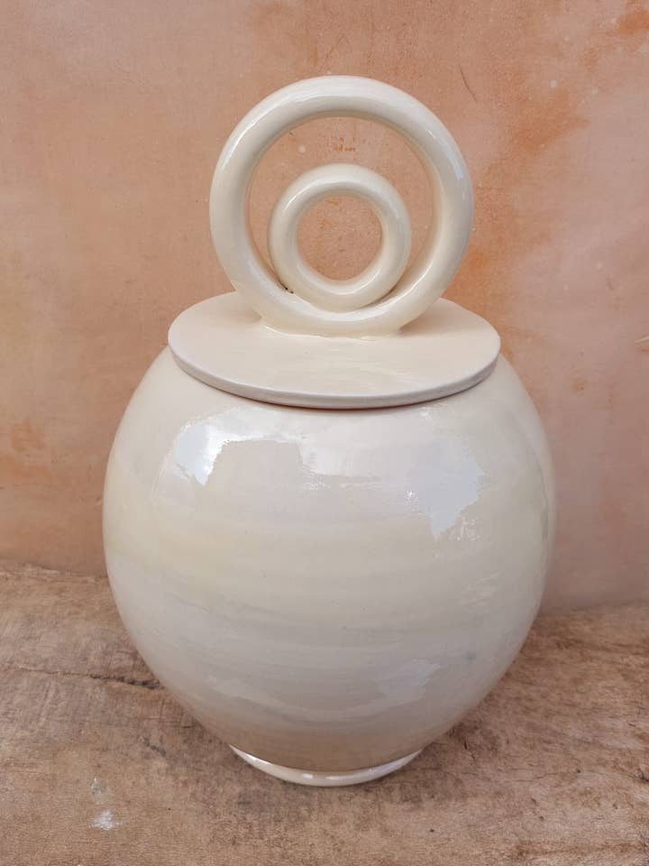 Pot en terre cuite blanche. pour la vente par Cerámica Roca Caus