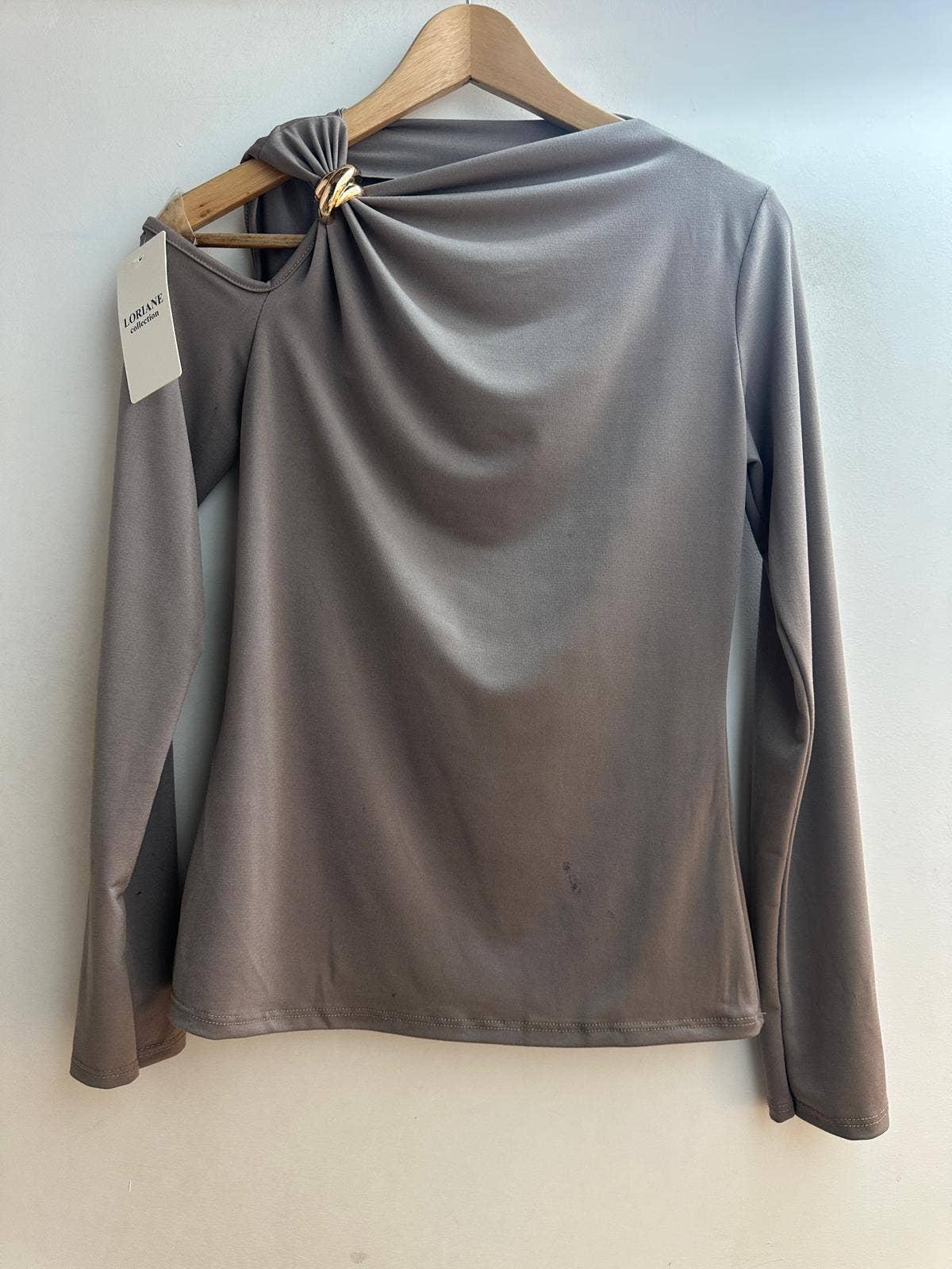 LORIANE - Wholesale T-Shirt - Women's - T10363 Asymmetric solid top with a brooch2