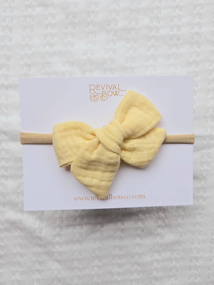 Arco pequeno amarrado à mão na faixa de cabeça • Gaze Amarelo Pálido por atacado de Revival Bow Co.