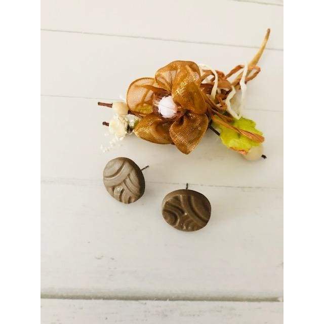 FEITO DE ARGILA | Brincos leves texturizados | Mini tachas hipoalergênicas 3 pares por atacado de OkayMujer