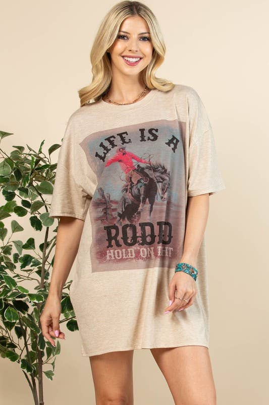 Kamel AV1202-TIANA LIFE IST EIN T-SHIRT-KLEID MIT RODEO-GRAFIK für den Großhandel auf Faire6