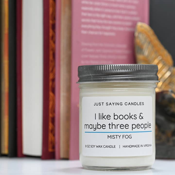 J'aime les livres et peut-être trois personnes. pour la vente par Just Saying Candles