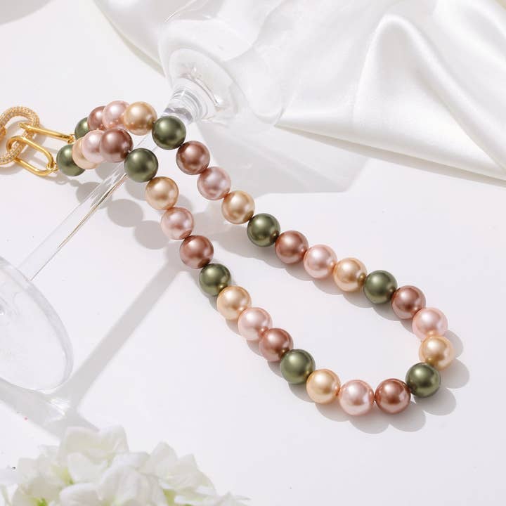 Classicharms - Venta al por mayor Collares de cuentas/perlas - Collar de perlas en forma de concha dorada con cierre de mosquetón con gemas incrustadas1