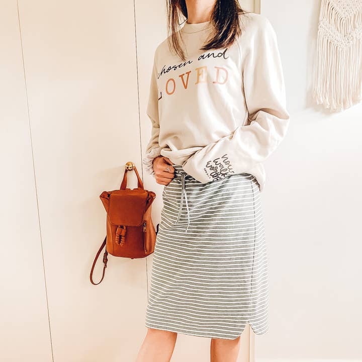 Ausgewählter und Geliebter Rundhalsausschnitt (Farbe: Sand) für den Großhandel von Common Grace Print Shop