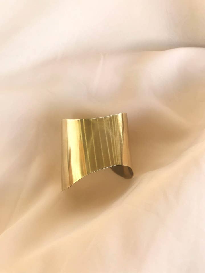 Fluir Cuff for wholesale by Dos Pinceles
