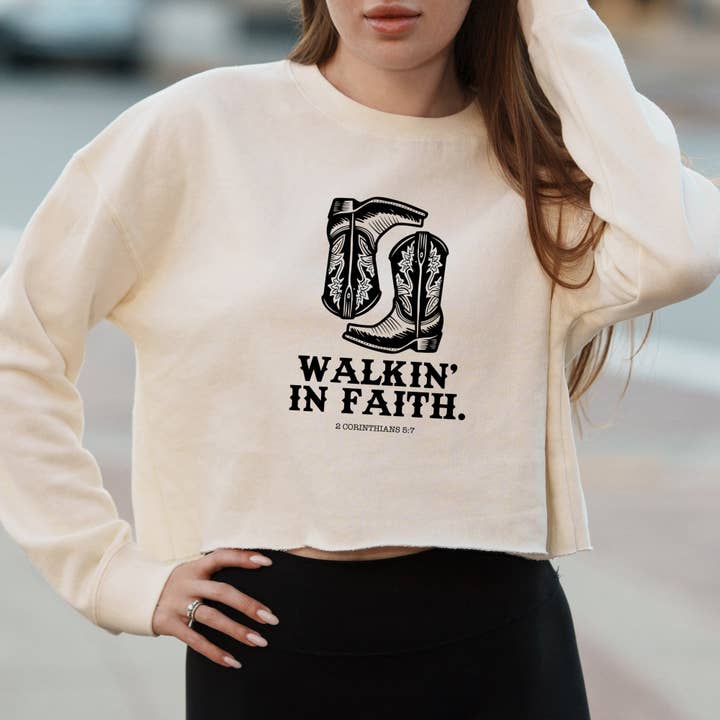 Camisola Vintage Curta com Gráfico de Botas Ocidentais "Walkin’ in Faith" e Mensagem Cristã por atacado de OSME
