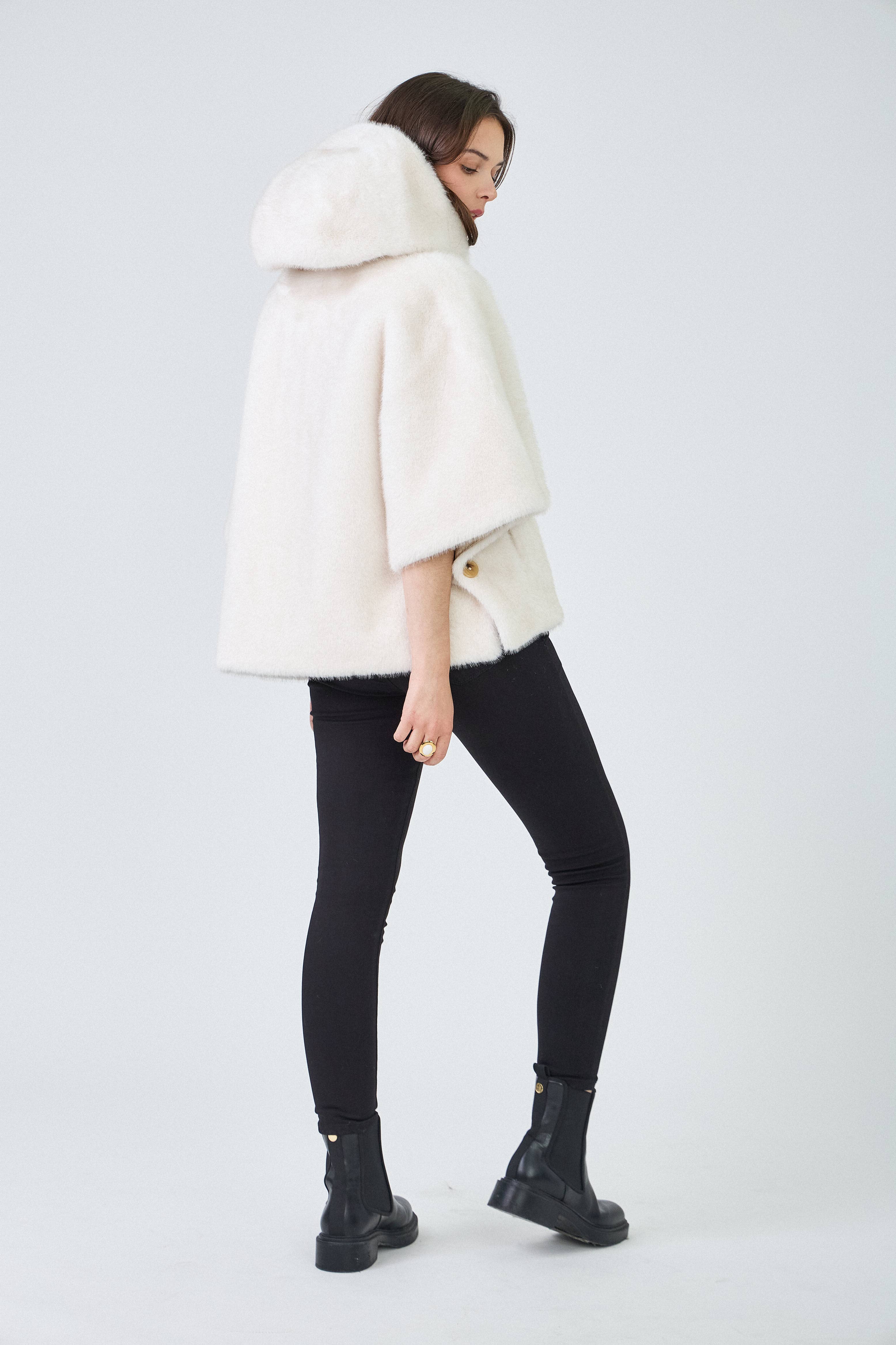 Giovanni Paris - Vendita all'ingrosso Pelliccia/Pelliccia sintetica - Donna - Mantella Alizée con cappuccio in ecopelliccia21