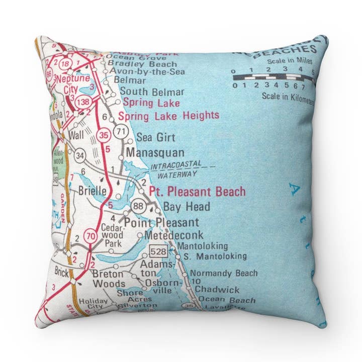 Point Pleasant Beach Coussin carte New Jersey pour la vente par Daisy Mae Designs