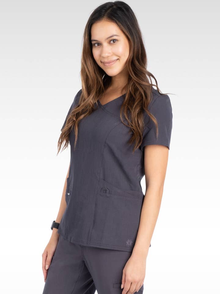 Aura Naturale – Großhandel Medizinische Berufsbekleidung – Damen – Korallenrote Damen-Mock-Wrap-Scrub-Top mit 6 Taschen (94003)25