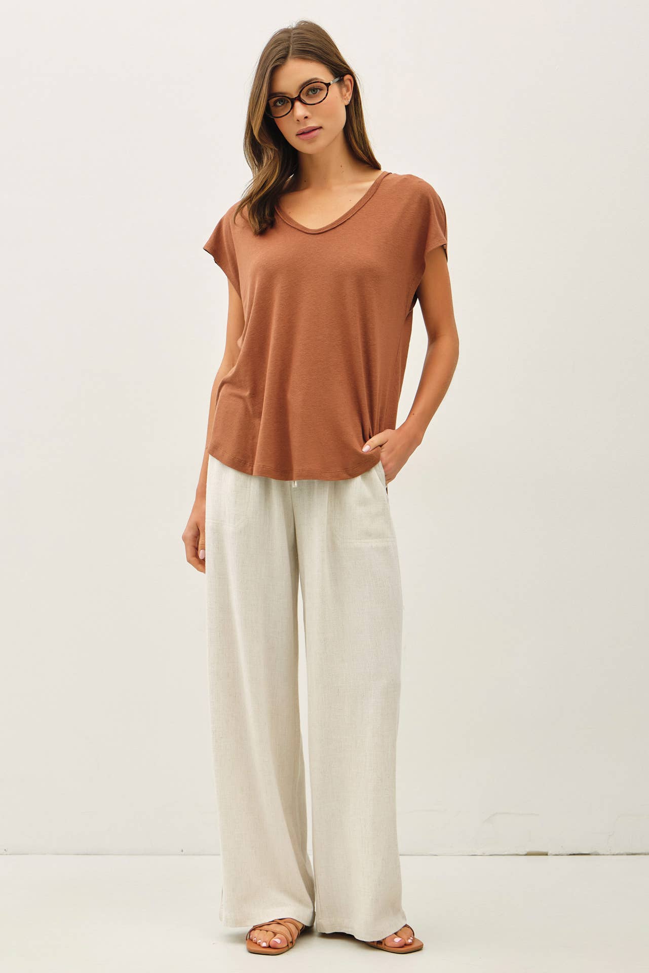 Be Cool - Wholesale T-Shirt - Women's - BACK RAW EDGE DETAILED V-NECK LINEN TEE 15