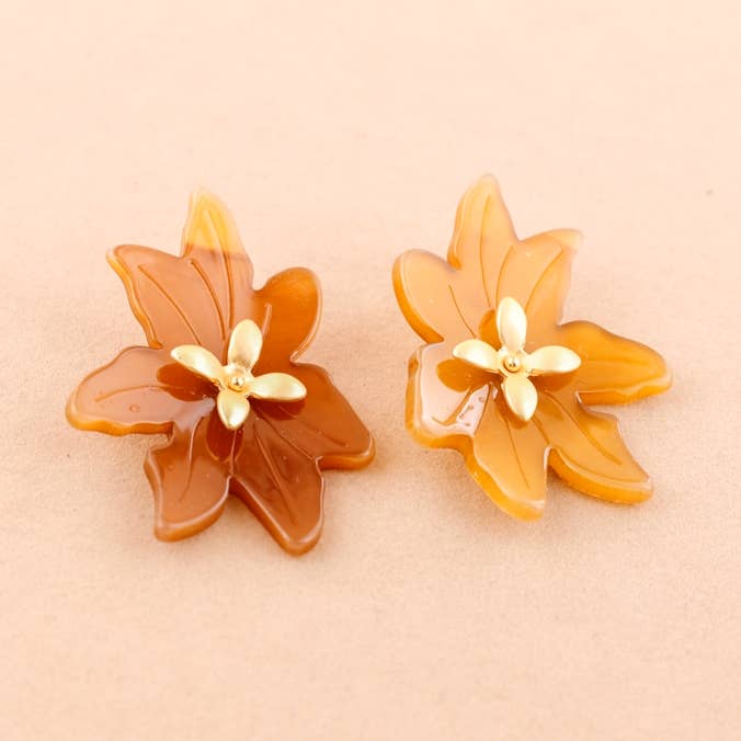 Boucles d'oreilles à pression fleur en résine pour la vente par Sonata