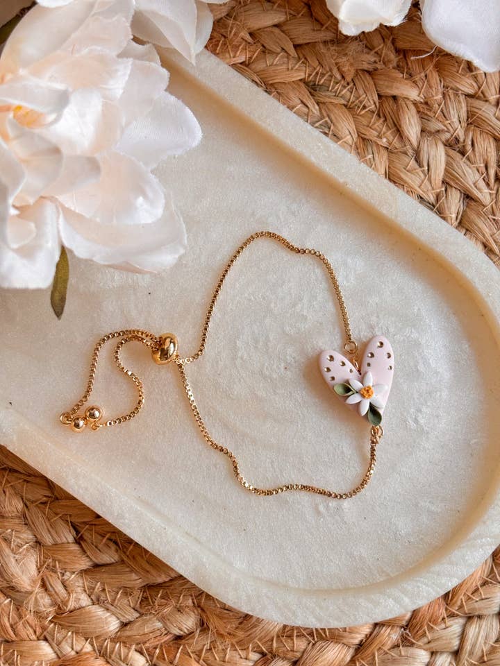 Bracelet extensible cœur rose pour la vente par Sarah Jane Designs