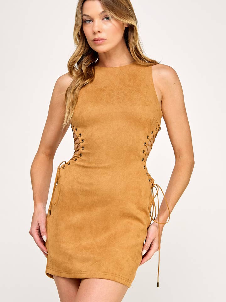 Lasso minikjole i ruskind med udskæringer, snøredetaljer og lynlås for engroshandel hos Vestis M