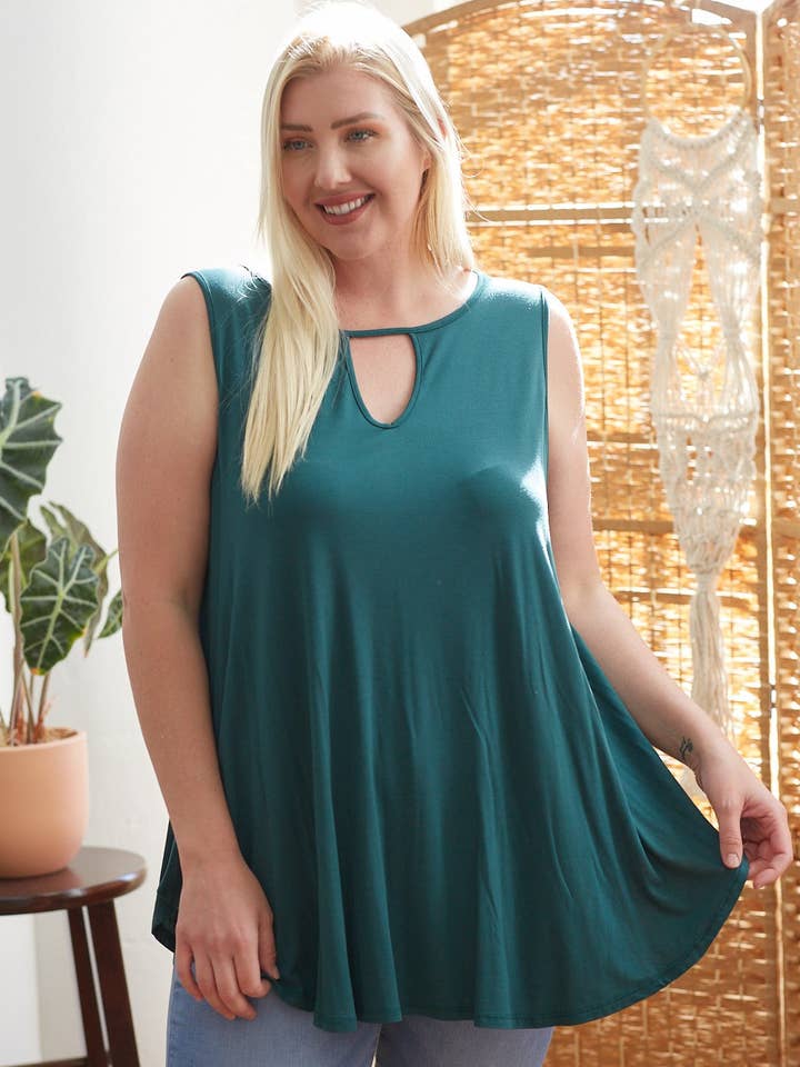 TG7028- Plus Size Basic Keyhole Top voor wholesale door Moonshot Clothing