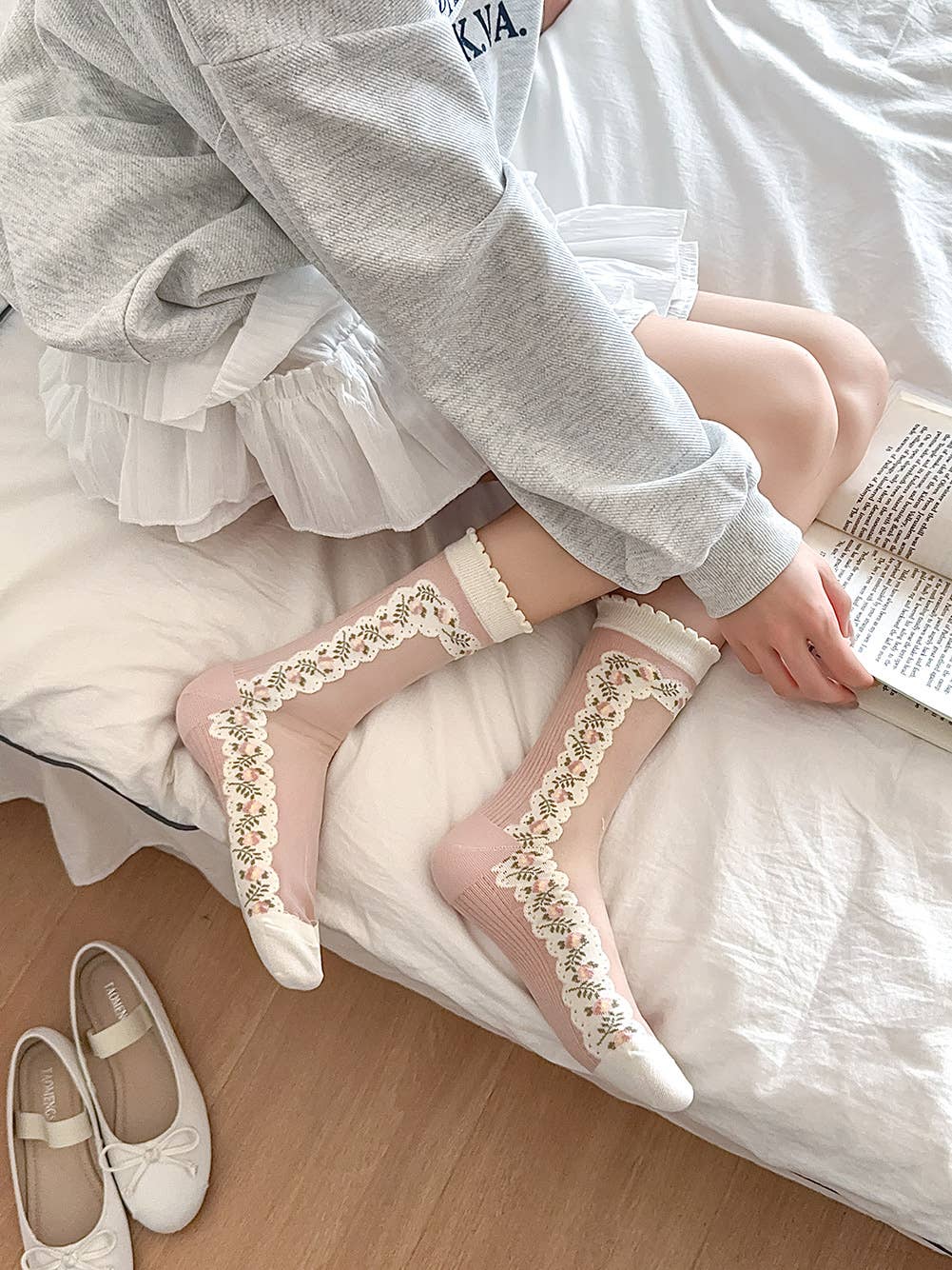 Rose Chaussettes transparentes avec dentelle florale 🤍🌸 en vente sur Faire2