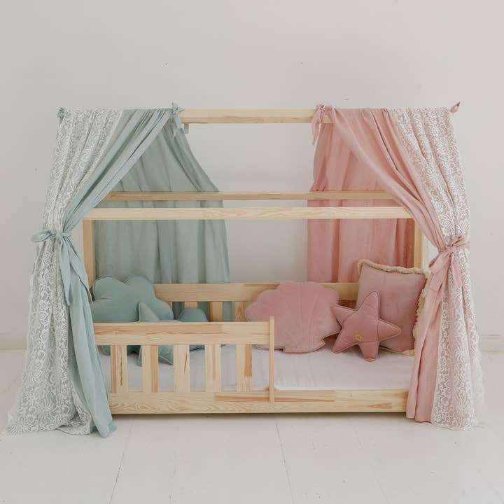 Moi Mili - Vente Ciel de lit – enfant et bébé - Baldaquin Boho « Pink » en mousseline avec dentelle sur le lit
