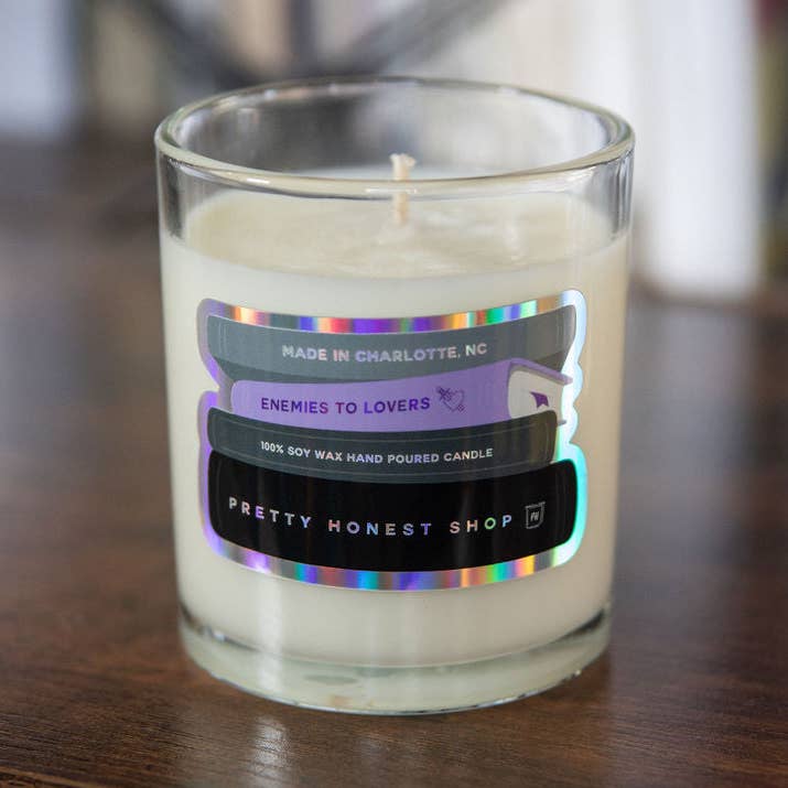Bougie Livre Ennemis à Amants pour la vente par Pretty Honest Candles