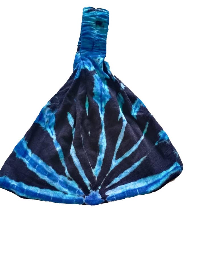 Tie-dye zwarte katoenen hoed met blauwe accenten voor wholesale door Earth Divas