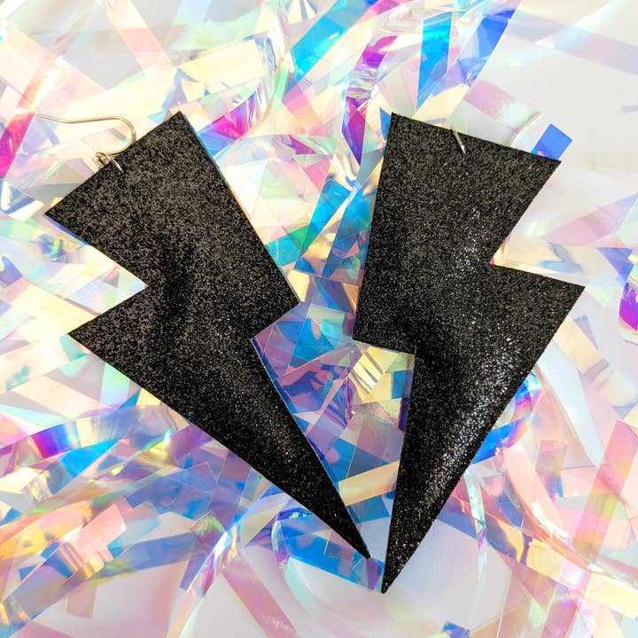 Store sorte fine glitter Lightning Bolt dingle øreringe for engroshandel hos All The Discos