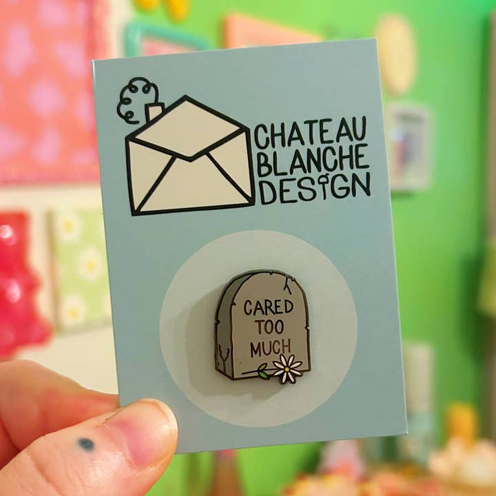 Pin esmaltado cuidado demasiado para venta al por mayor de Chateau Blanche