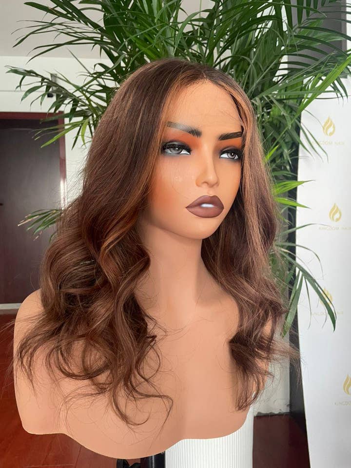 Perruque en cheveux humains brun chocolat avec des mèches caramel pour la vente par Gaurash Beauty Supply Inc.