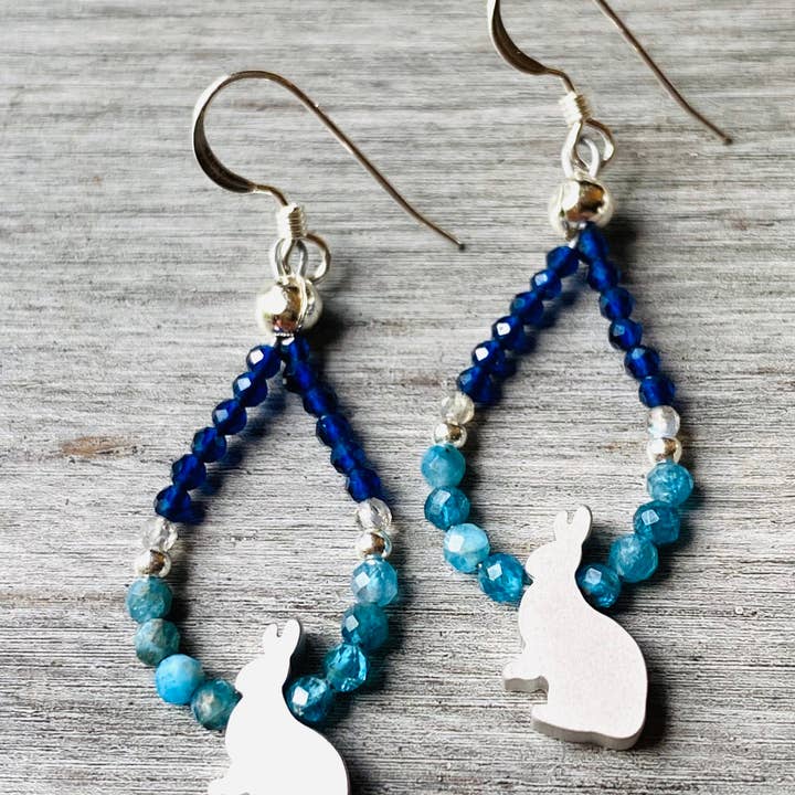 Blaue Kaninchen Edelstein Creolen für den Großhandel von Janine’s Jewelry Design