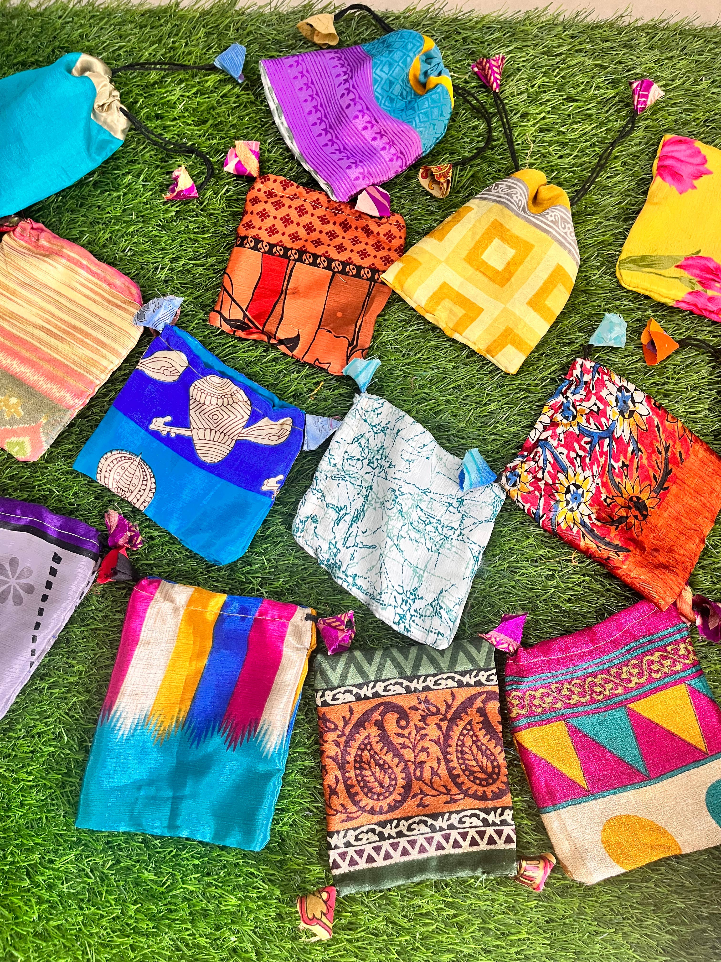 Meghcraft - Vente Pochette cadeau - Sacs vintage en soie recyclée avec cordon pour bijoux - Sachets cadeaux6