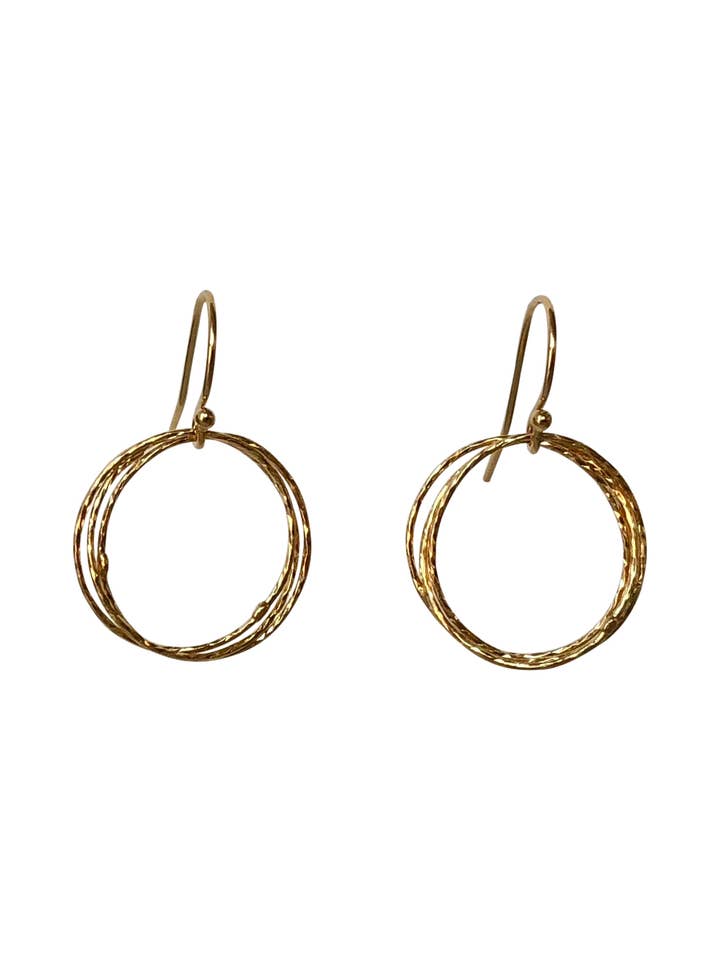 Gehamerde oorbellen met drievoudige ring, roségoud voor wholesale door Rebecca Scott Jewelry