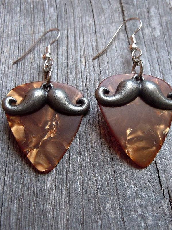 Orecchini a plettro per chitarra in argento con ciond per la vendita all'ingrosso da parte di Simply Raevyn