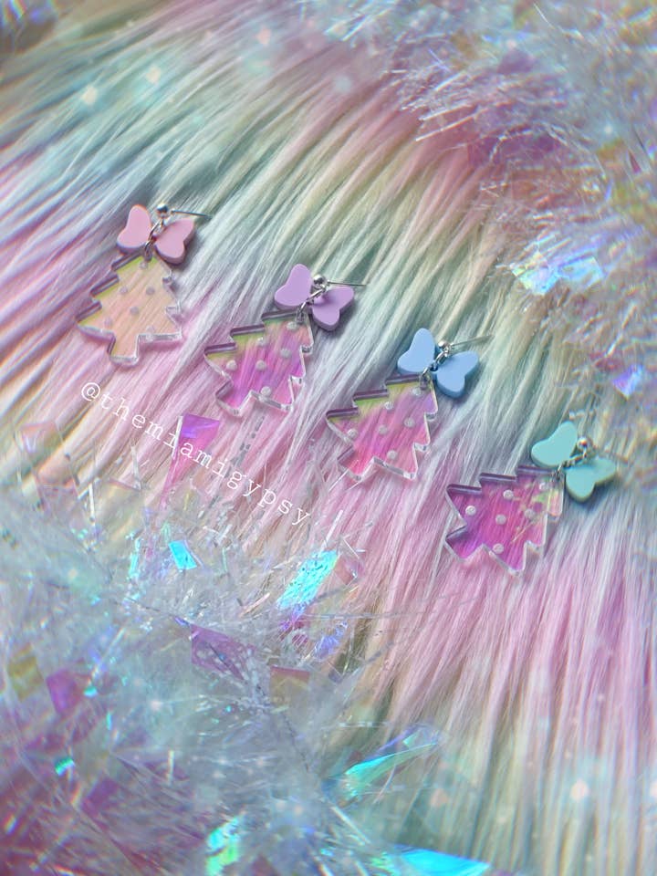 Boucles d'oreilles arbre de Noël irisées pour la vente par Cosmic lovely