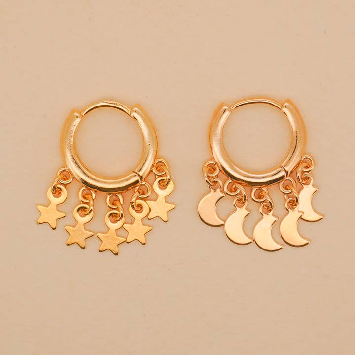 Boucles d'oreilles créoles avec breloques lune et étoile pour la vente par Paulina Otero