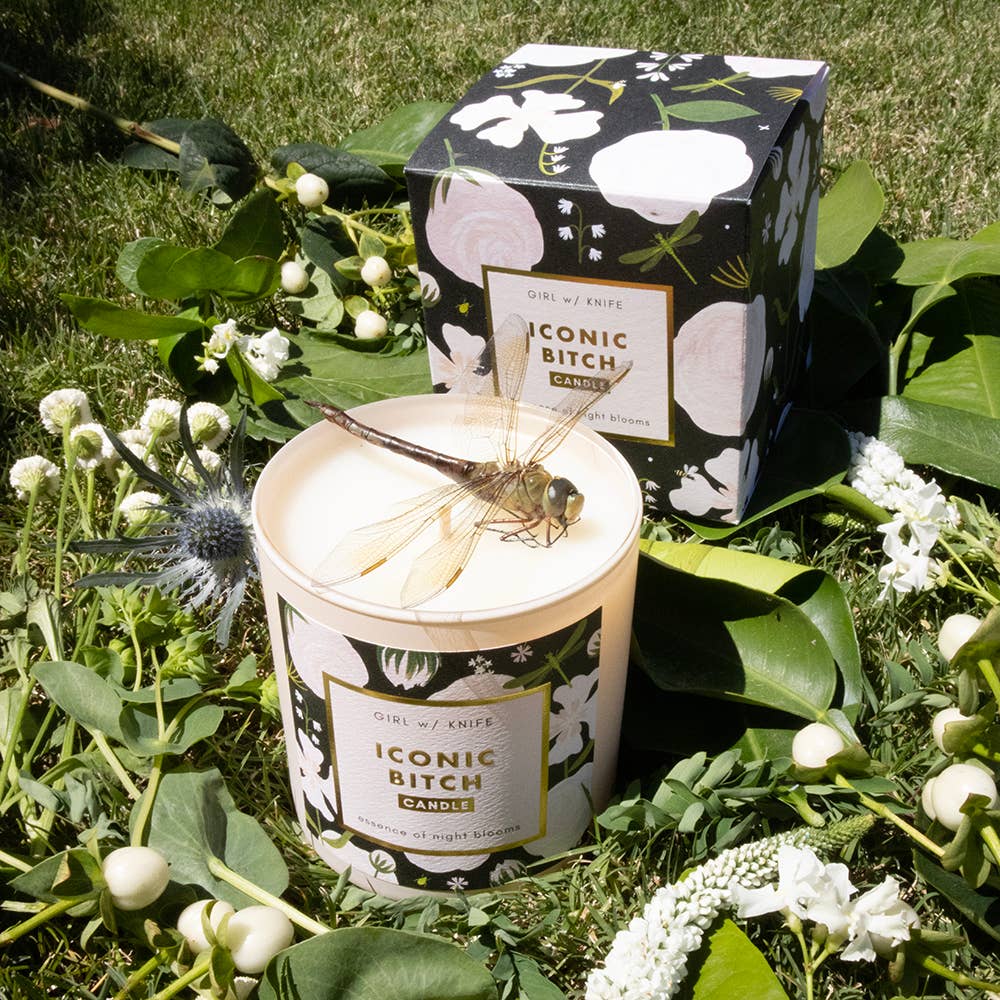 Girl w/ Knife – Großhandel Kerze im Glas / gefüllte Kerze – Iconic Bitch Candle — Essence of Night Blooms (Soja-Kokosnuss)3