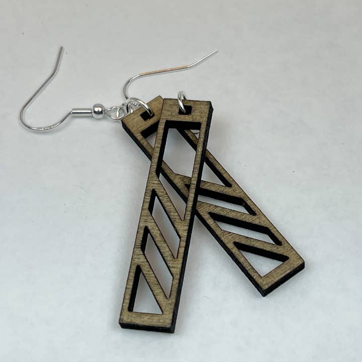 Petites boucles d'oreilles géométriques en bois à coupe longue en blé entier pour la vente par Art by Erica H & Rebel Stitchers