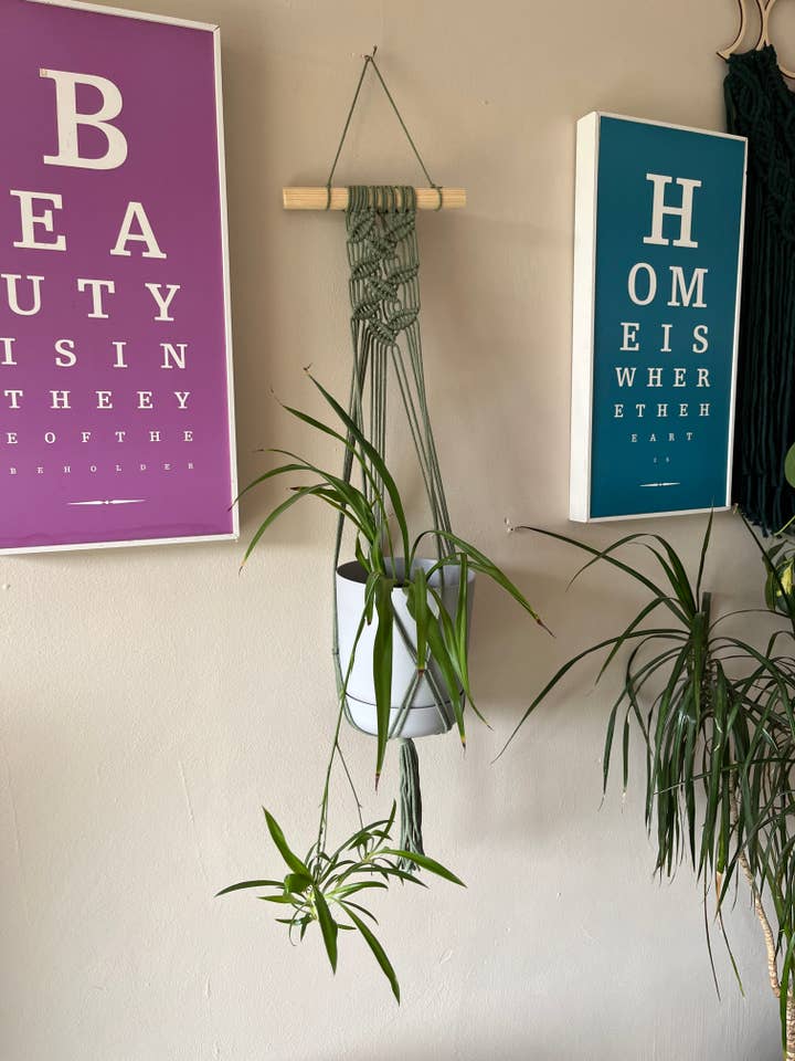 Grøn macramé vægplanteophæng for engroshandel hos Macra-Made With Love