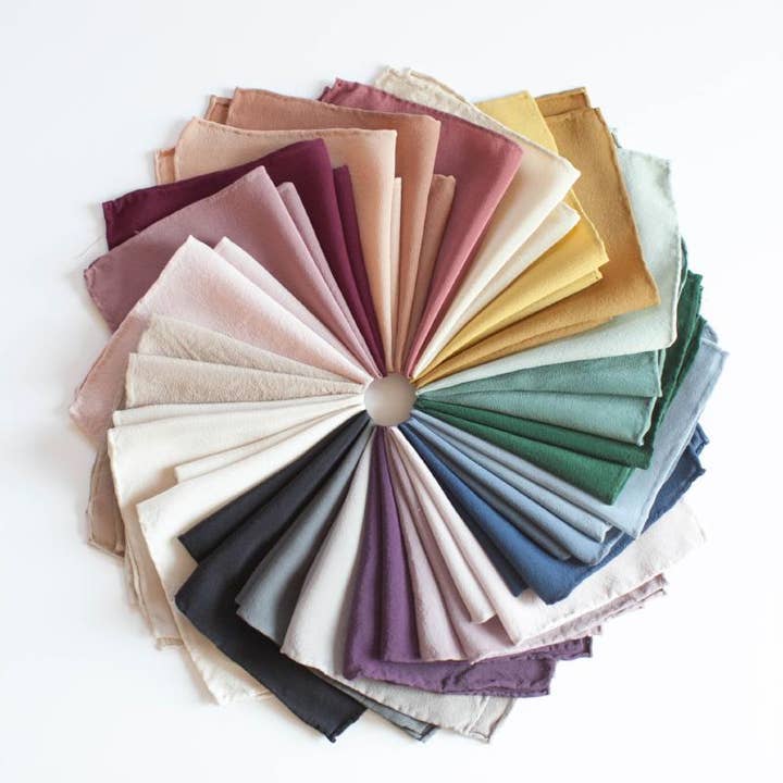 Sciarpa in seta lavabile 'The Hankie' in pietra per la vendita all'ingrosso da parte di Tono + Co