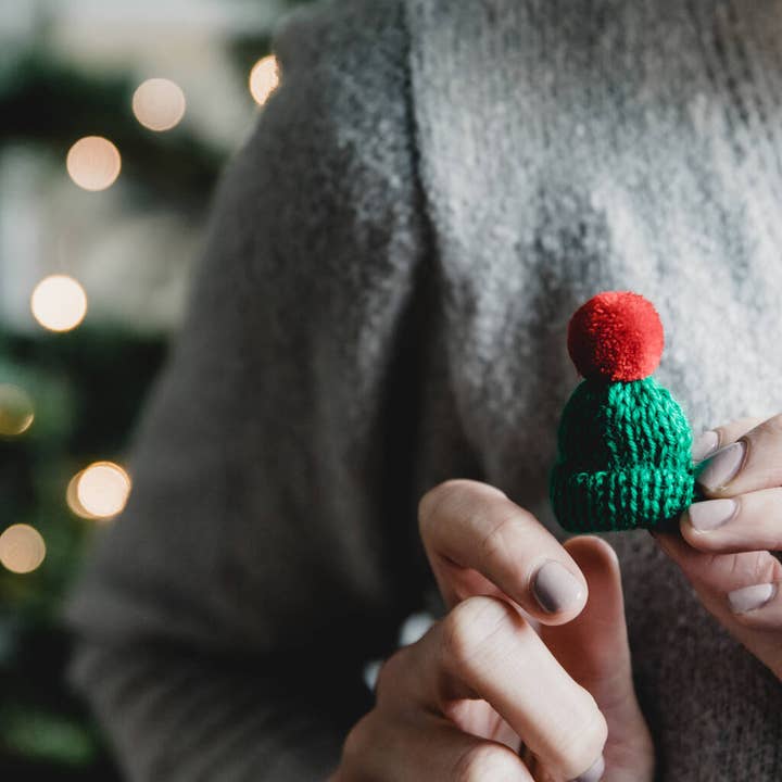 Jodie Gaul & Co – wholesale Brooch – Christmas Knitted Bobble Hat Badge - Green/Red Pom Pom1