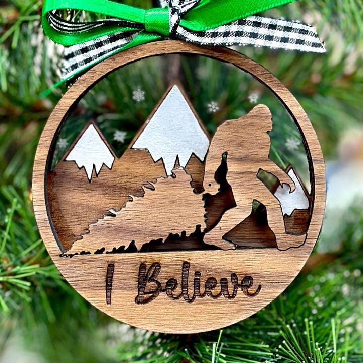 Adorno Believe in Bigfoot: cielo estrellado, montañas, yeti, sasquatch con árbol de Navidad, personalizado, acampada, regalo para entusiastas de las actividades al aire libre para venta al por mayor de SoCal Creative