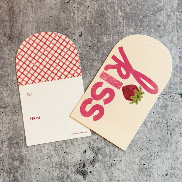 Étiquette cadeau en arche Strawberry Kiss – Étiquette en chiffon de coton avec vichy pour la vente par Slow Notes