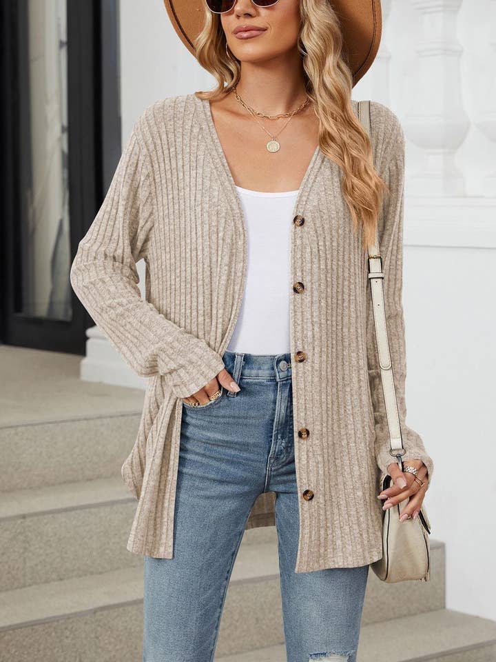 Cardigan in maglia a coste morbide con bottoni e nodo frontale. per la vendita all'ingrosso da parte di Suhkasana