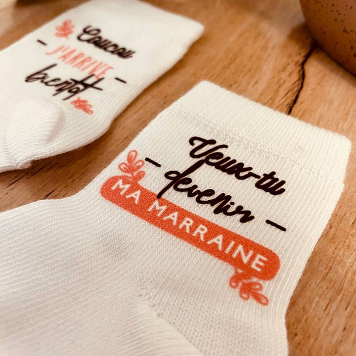 Solicitar madrinha - Anúncio de gravidez com meia de bebê por atacado de La vie en magenta