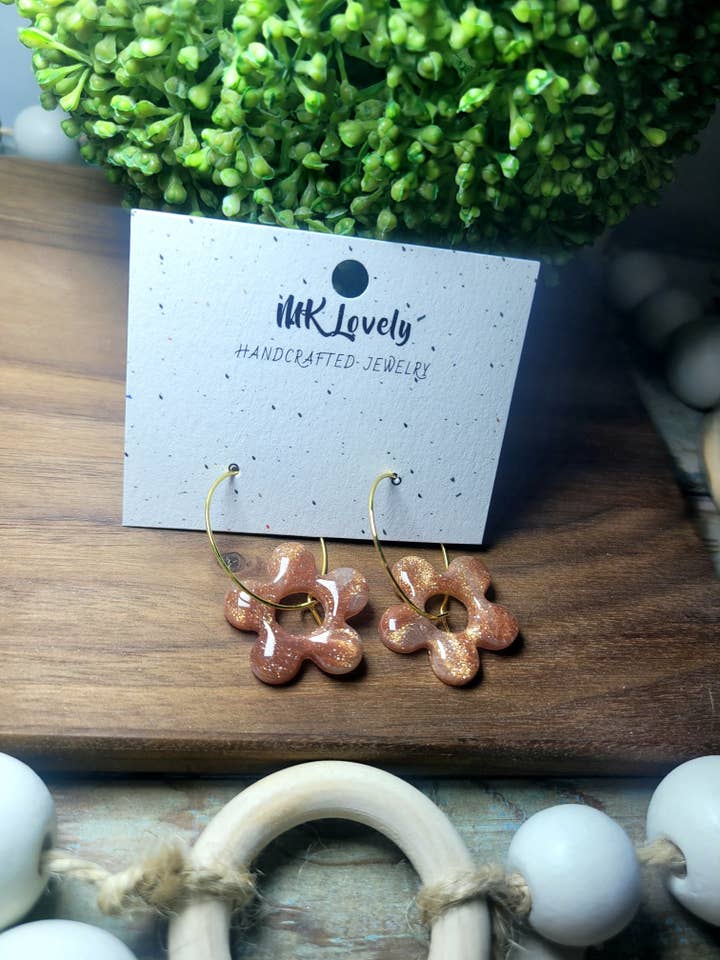 Créoles à fleurs Boho pour la vente par MK Lovely Boutique