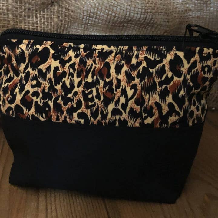 Trousse de toilette en coton fait main - Imprimé animal pour la vente par The Hare And The Moon