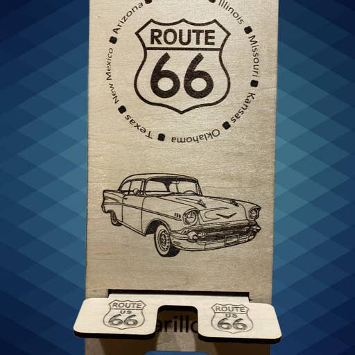 Support de téléphone portable gravé au laser et découpé Route 66 pour la vente par DK Designs