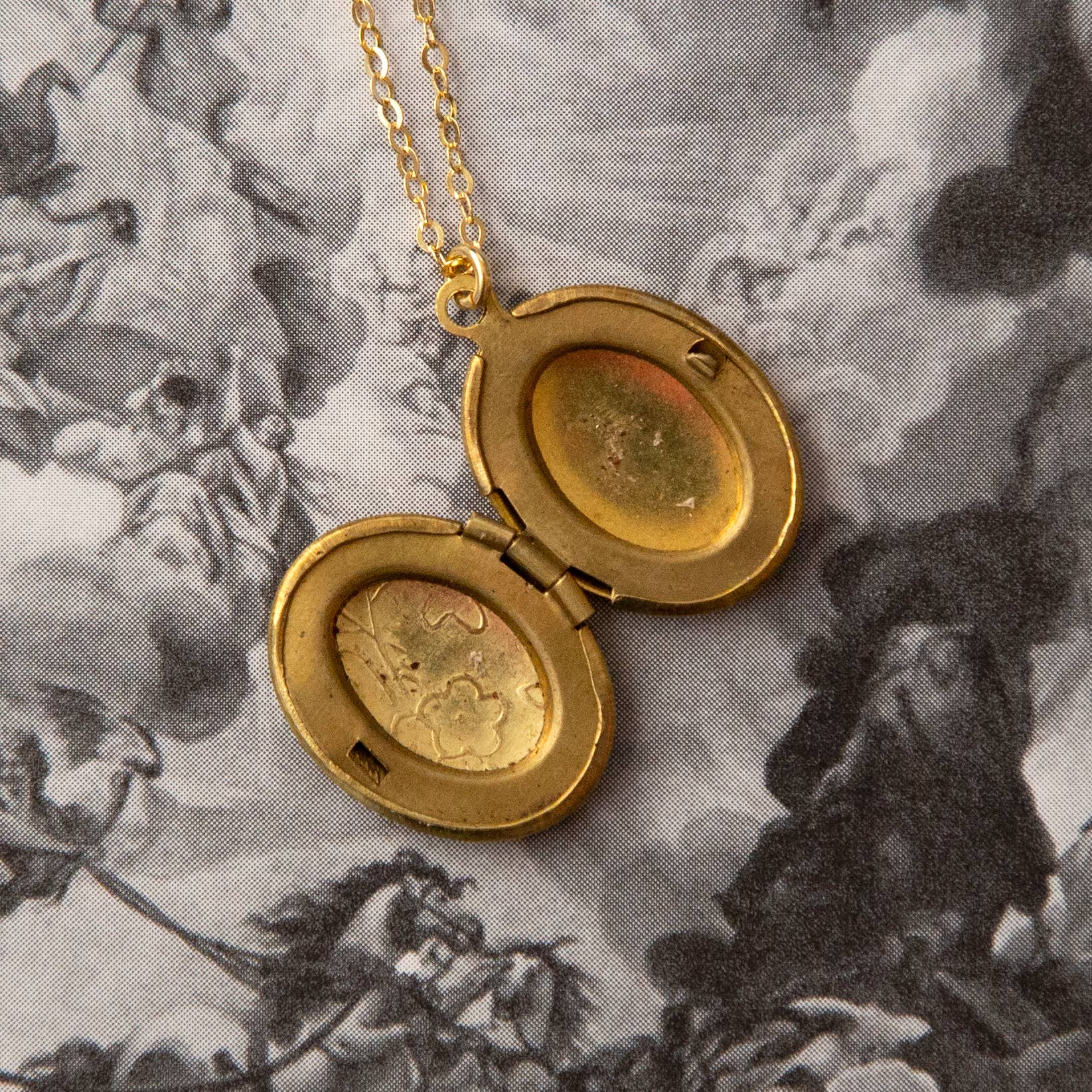 Kindred Objects - Wholesale Locket Necklace - Vintage Medium Oval Locket Necklace (Floral)2