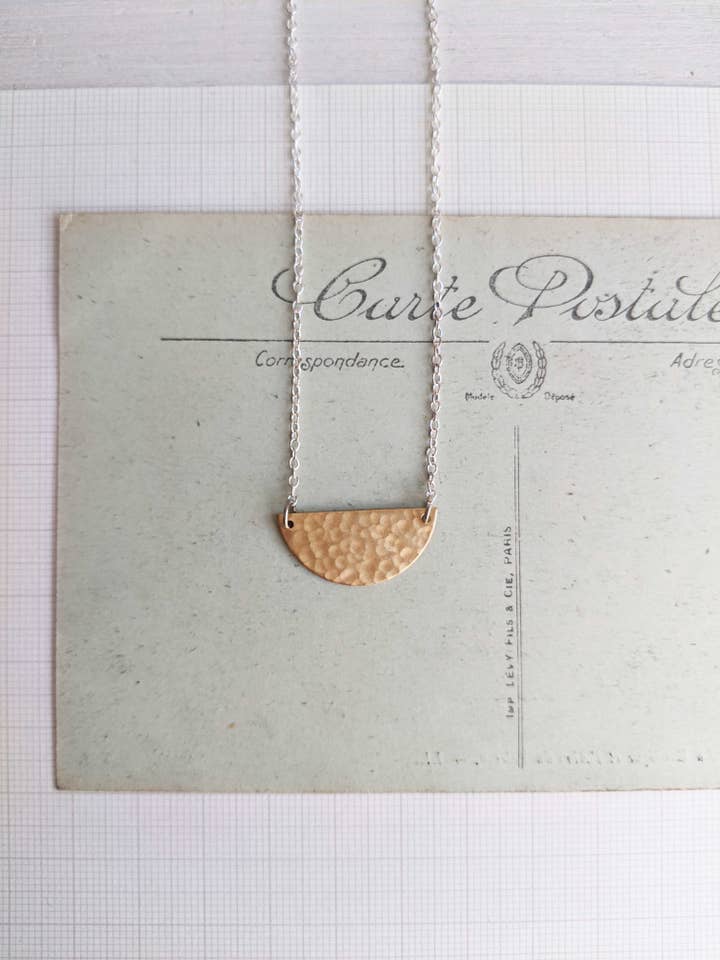 Collar Half Moon dorado sobre plata - latón texturizado para venta al por mayor de The Magpie's Daughter