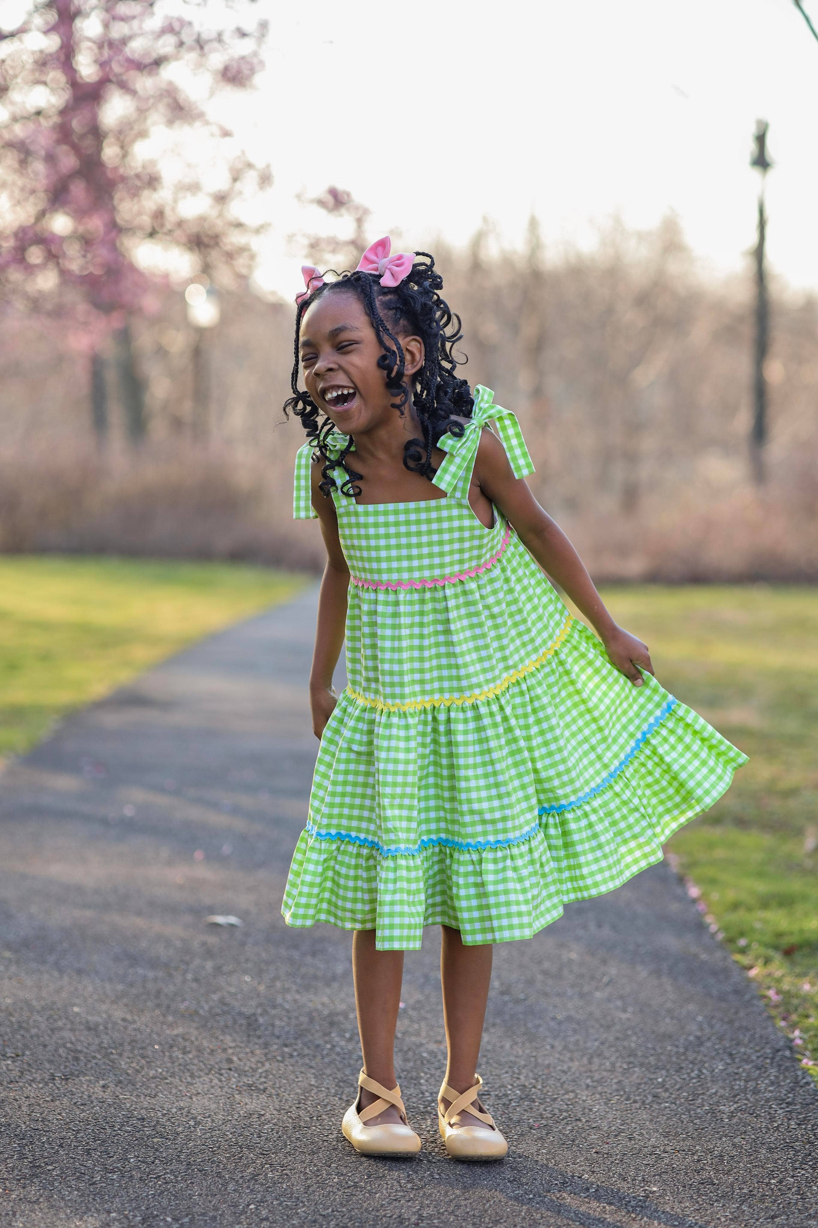 Posh Pickle - Vendita all'ingrosso Vestito - Bambini - Avanti! Abito a balze a quadretti da ragazza con spalle annodate9