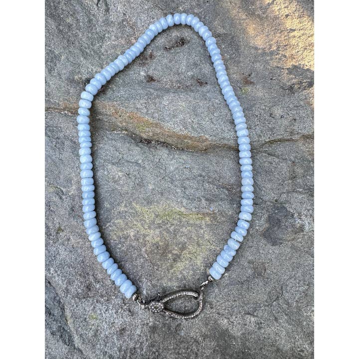 Collier en perles lisses en angélite avec fermoir en diamant pour la vente par ILISSA MICHELE JEWELRY